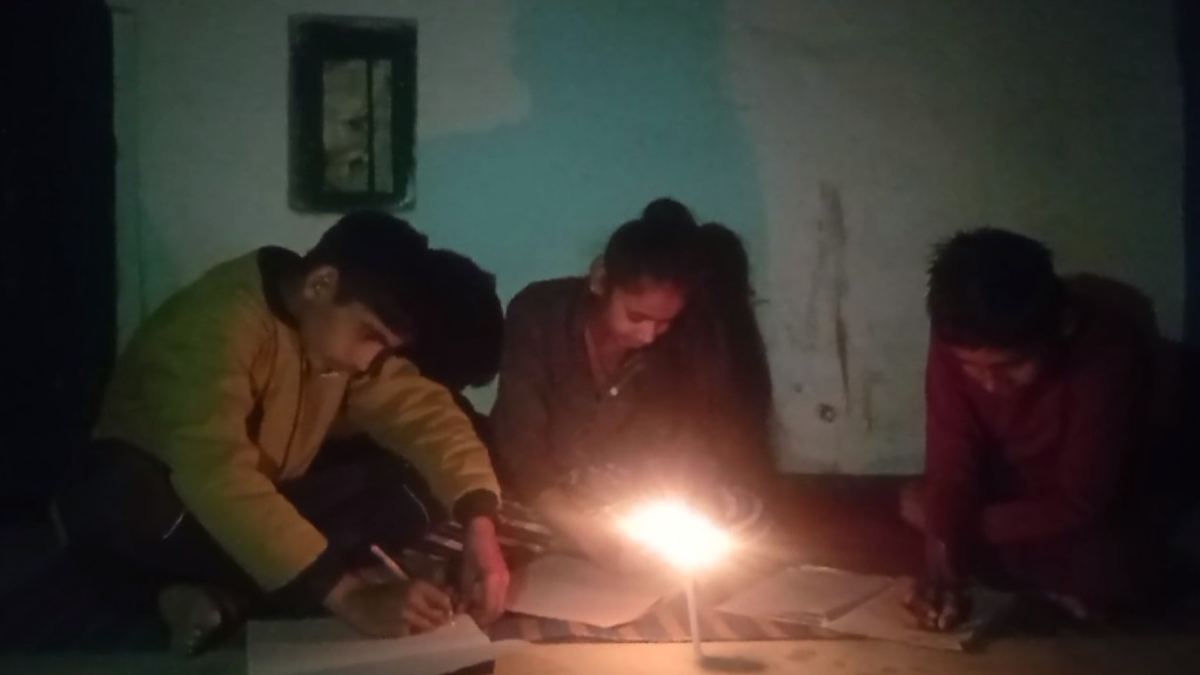 फिर याद आए लालटेन वाले दिन: इन गांव में नहीं है दो महीने से बिजली, मोमबत्ती की रोशनी में पढ़ रहे बच्चे