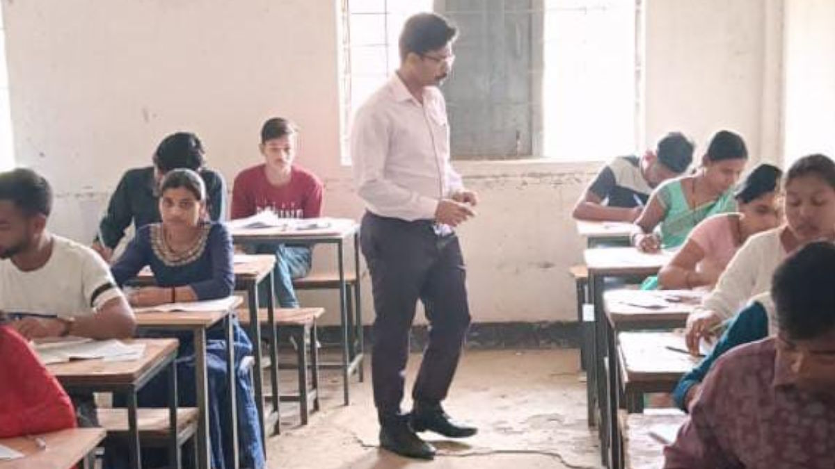 CG BREAKING : ओपन स्कूल परीक्षा केंद्र में शिक्षक करा रहे थे हिन्दी विषय में सामूहिक नकल, एक साथ 9 शिक्षकों को किया निलंबित…