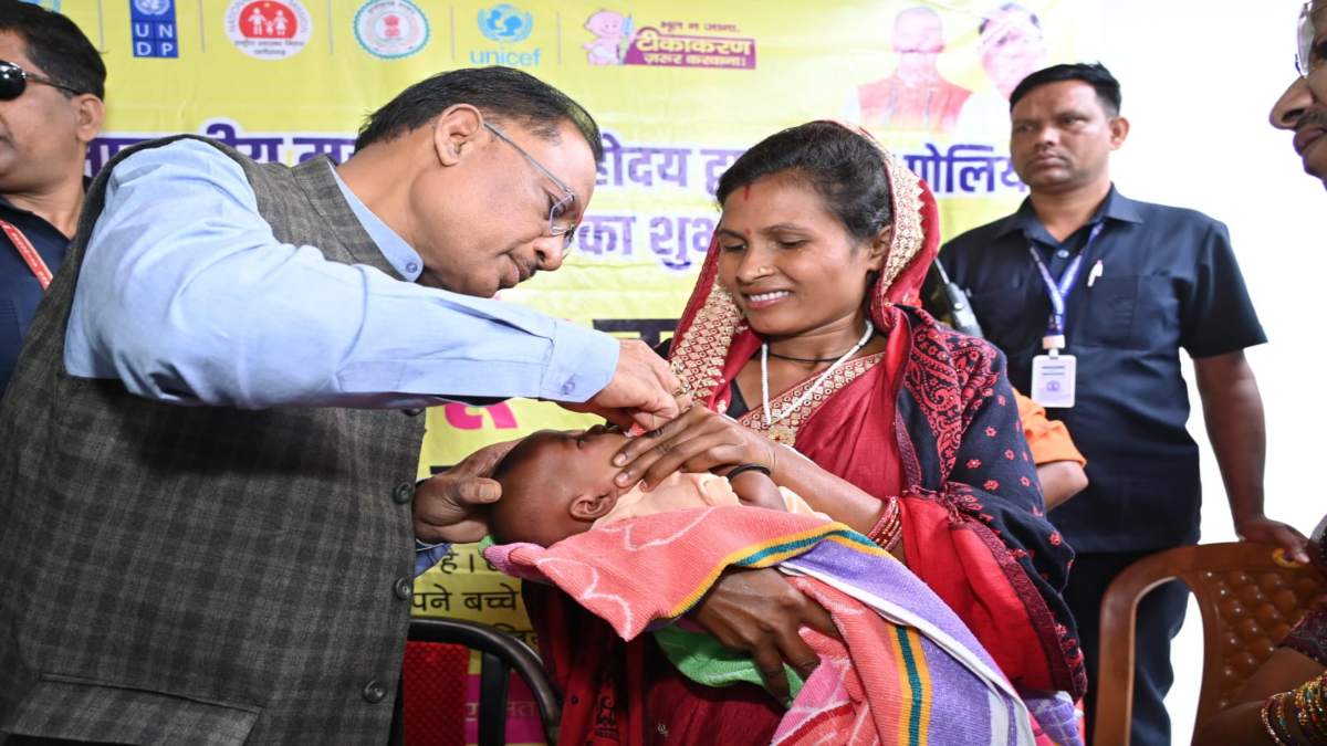 मुख्यमंत्री विष्णुदेव साय ने बच्चों को दवा पिलाकर राष्ट्रीय सघन पल्स पोलियो अभियान का किया शुभारंभ, अभिभावकों से की ये अपील