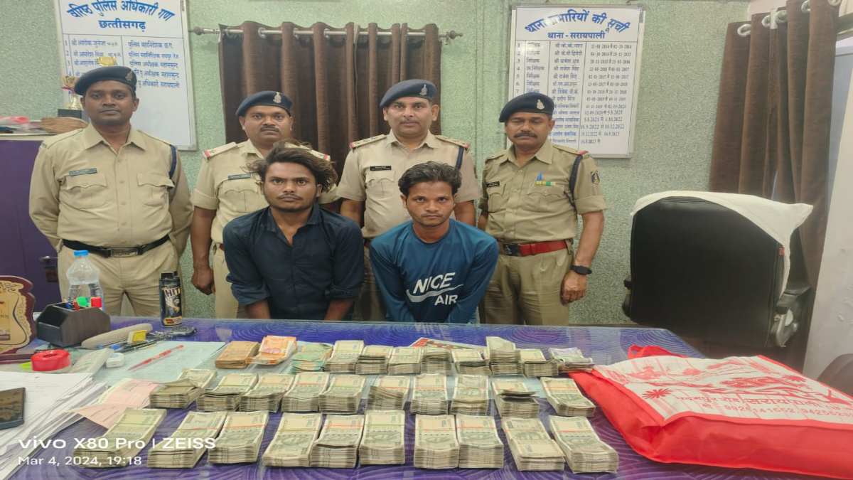 चोरी के दो आरोपी गिरफ्तार, जंगल में छिपाकर रखे थे कैश, 14 लाख रुपए बरामद