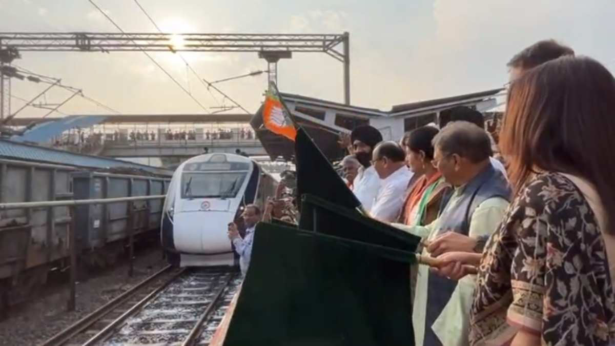 डोंगरगढ़ में भी रुकने लगी वंदेभारत एक्सप्रेस, सांसद ने दिखाई हरी झंडी, विधायक ने कहा – एक साल से बंद दुर्ग-गोंदिया को भी करा दें चालू