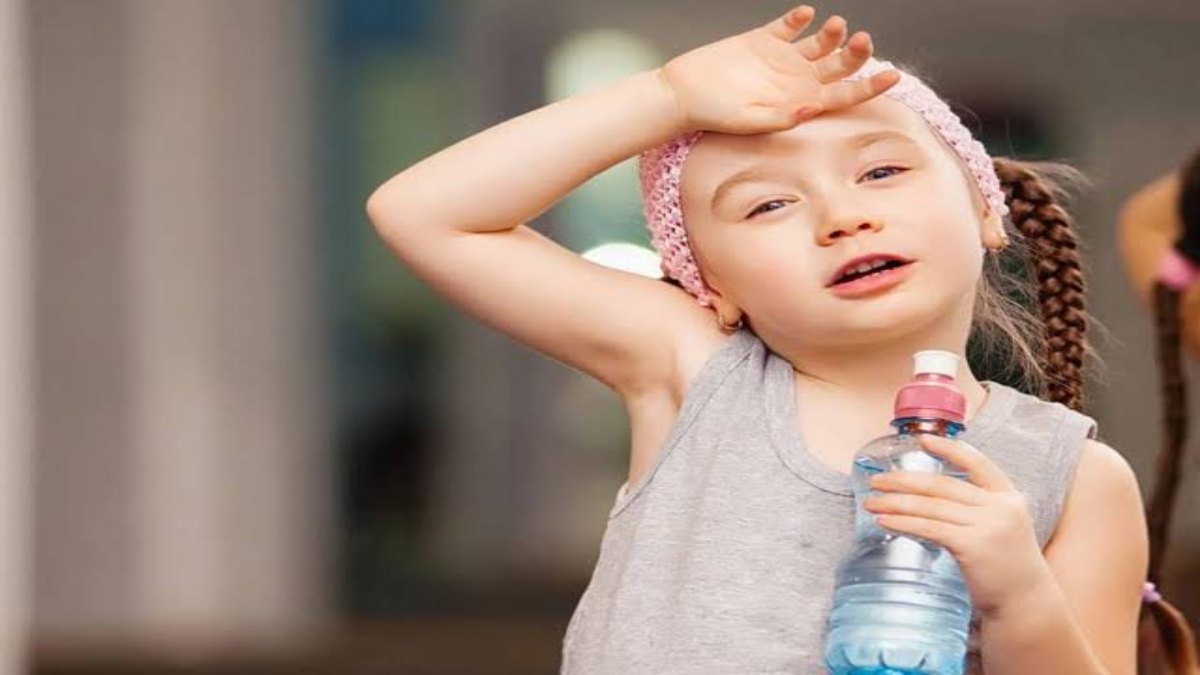बच्चों के शरीर में हो सकती है पानी की कमी से गंभीर समस्या, इस गर्मी में रखें खास ख्याल …