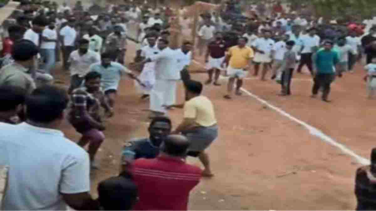 केरल में अफ्रीकी फुटबॉटर को दर्शकों ने जमकर पीटा, वीडियो वायरल…