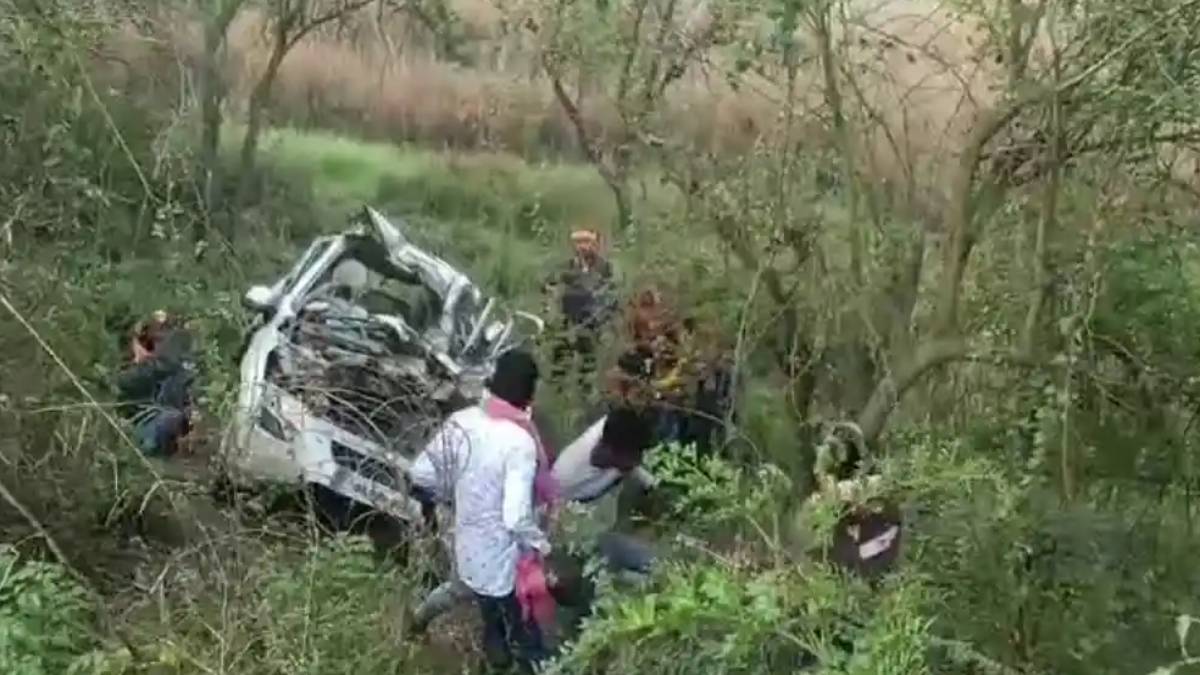 Road Accident : शादी से लौट रही कार ट्रैक्टर से टकराई, 3 बच्चों समेत 7 की मौत, 4 घायल