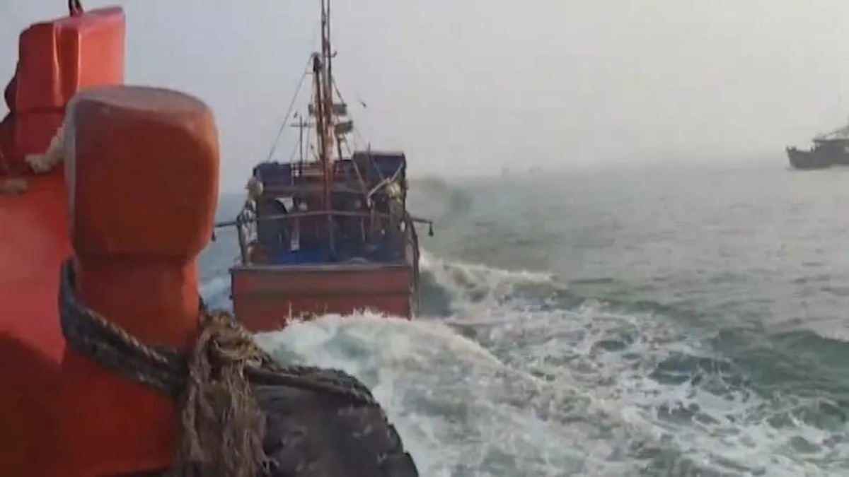 समुद्र में गश्त करने वाली जहाज पर हमला, मछली पकड़ रहे लोगों ने दिया वारदात को अंजाम