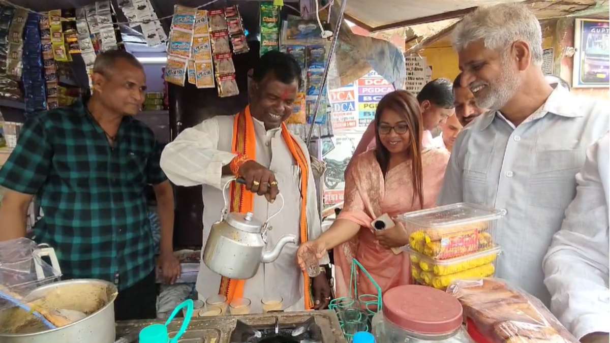 भाजपा विधायक भूलन सिंह मराबी ने लोगों को चाय बनाकर पिलाई और सुनी समस्या, देखें Video …