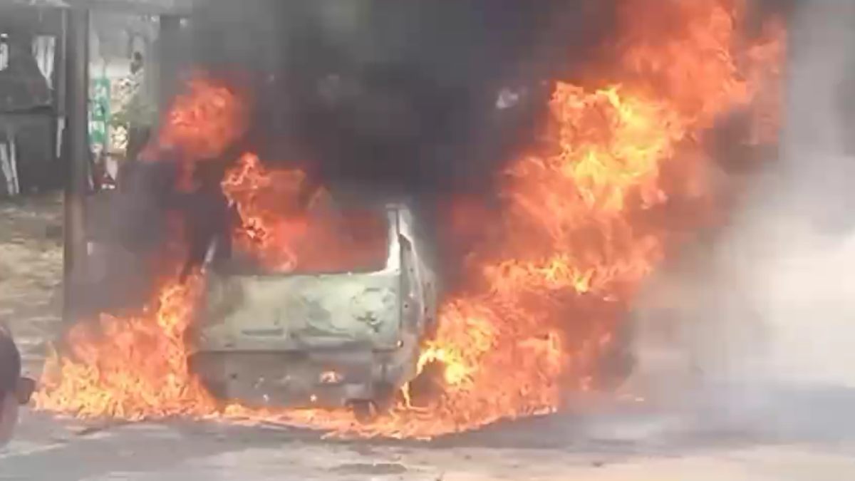 Burning Car in CG : चलती कार में अचानक लगी आग, ड्राइवर ने कूदकर बचाई जान, देखें Video …