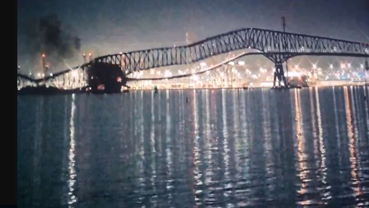 अमेरिका में बड़ा हादसा, जहाज के टकराने से टूटा पुल, नदी में गिरीं कई गाड़ियां, लोगों की तलाश में जुटे बचावकर्मी, देखें VIDEO…