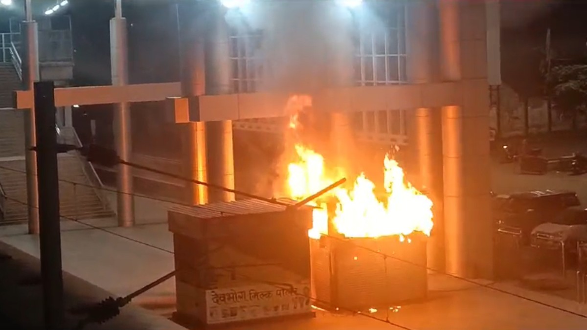 रायपुर रेलवे स्टेशन पर लगी भीषण आग, दो स्टॉल जलकर राख, मची अफरा-तफरी