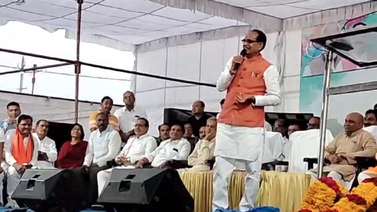 आदिवासी गीतों पर जमकर थिरके शिवराज: होली मिलन समारोह में की शिरकत, बोले- ‘कांग्रेस में कुछ बचा नहीं इसलिए नेता BJP में हो रहे शामिल’