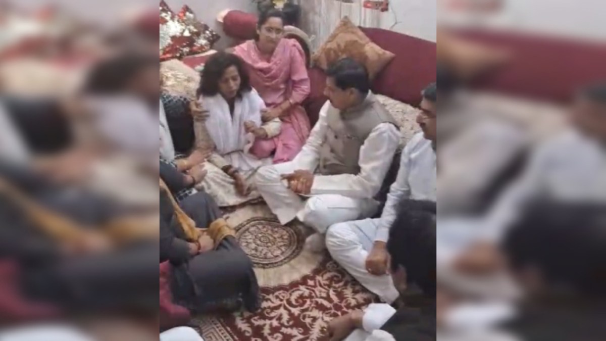महिला मोर्चा जिलाध्यक्ष के घर पहुंचे CM मोहन: रूपा राव के दिवंगत पति को दी श्रद्धांजलि, दो दिन पहले हुआ था स्वर्गवास