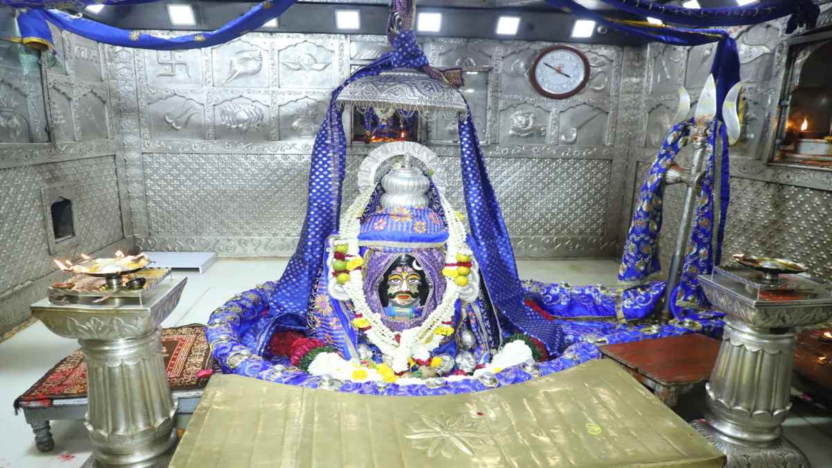 Maha Shivratri: बाबा महाकाल का घटाटोप स्वरूप में किया गया श्रृंगार, नीले रंग के वस्त्र में आए नजर