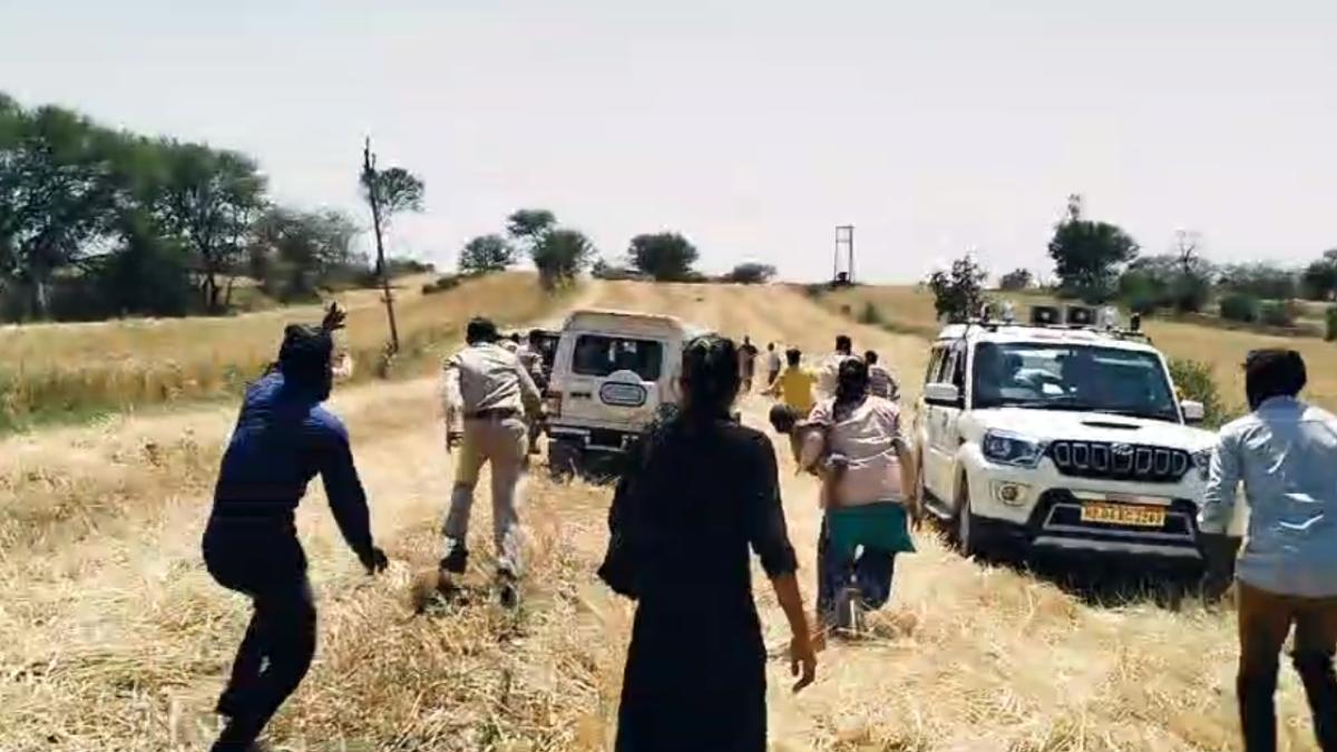 माइनिंग अधिकारियों पर हमला: लोगों ने दौड़ा-दौड़ा कर पीटा, ग्रामीणों का अफसरों पर आरोप, प्राइवेट गुंडे लेकर पहुंची थी टीम
