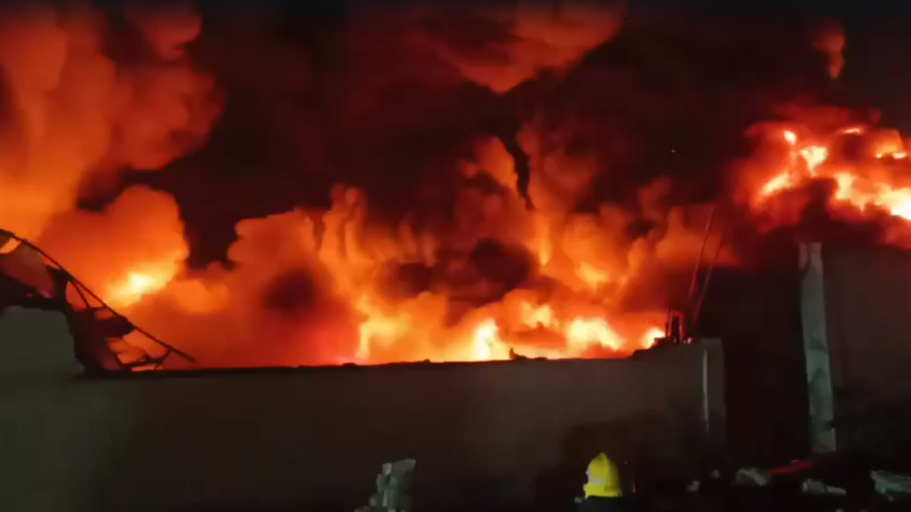 एमबीडी मॉल में लगी भयानक आग, लाखों का नुकसान