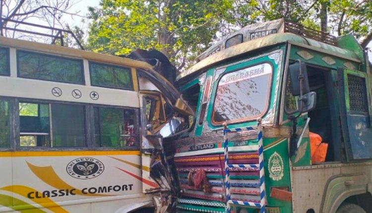 ओडिशा : बौध में पहाड़ी सड़क पर बस-ट्रक की टक्कर में 30 घायल