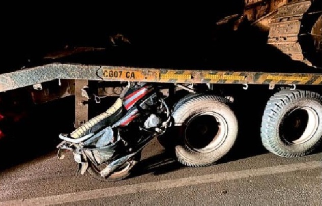Chhattisgarh News: दर्दनाक सड़क हादसा… ट्रक के पिछले हिस्से में ऐसे घुसी बाईक