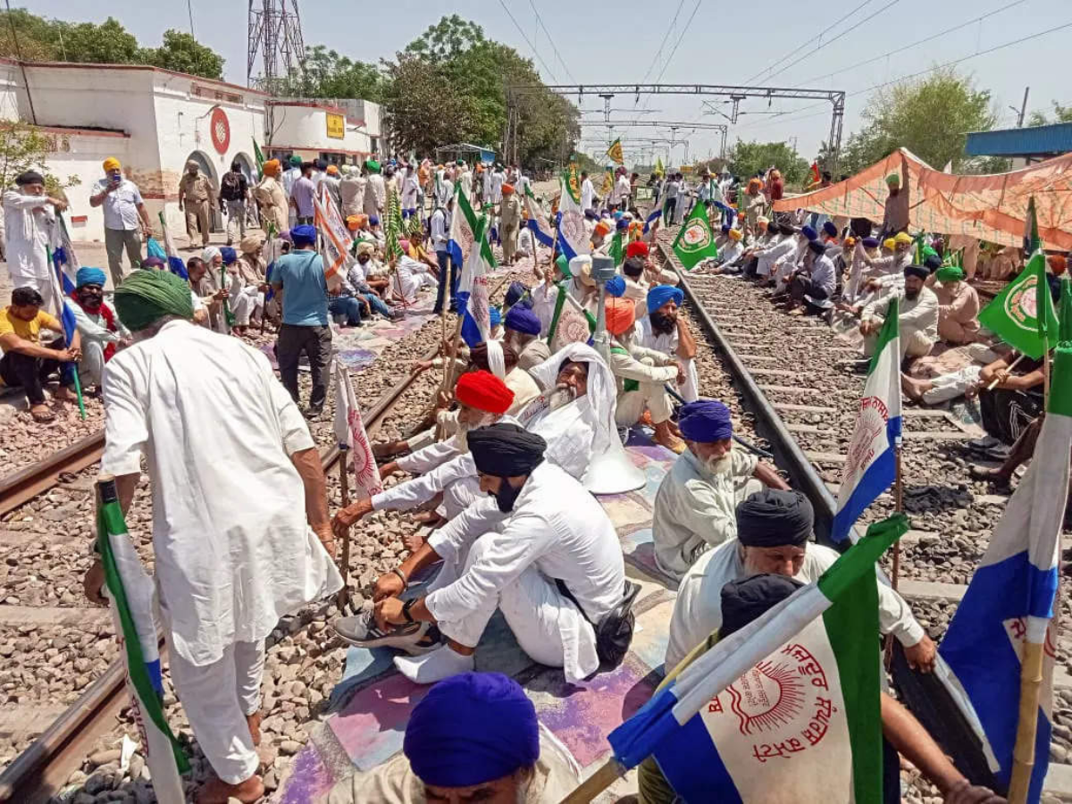 शंभू बॉर्डर में रेलवे ट्रैक पर डटें किसान, अंबाला की भी कई ट्रेन हुई रद्द
