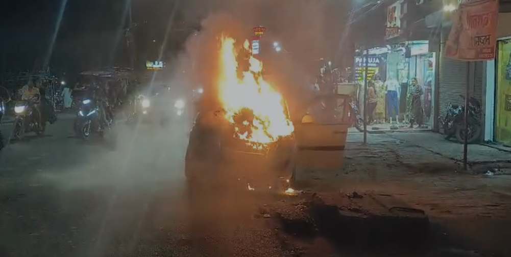 चलती कार में आग लगने से मची अफरा-तफरी, देखें VIDEO…
