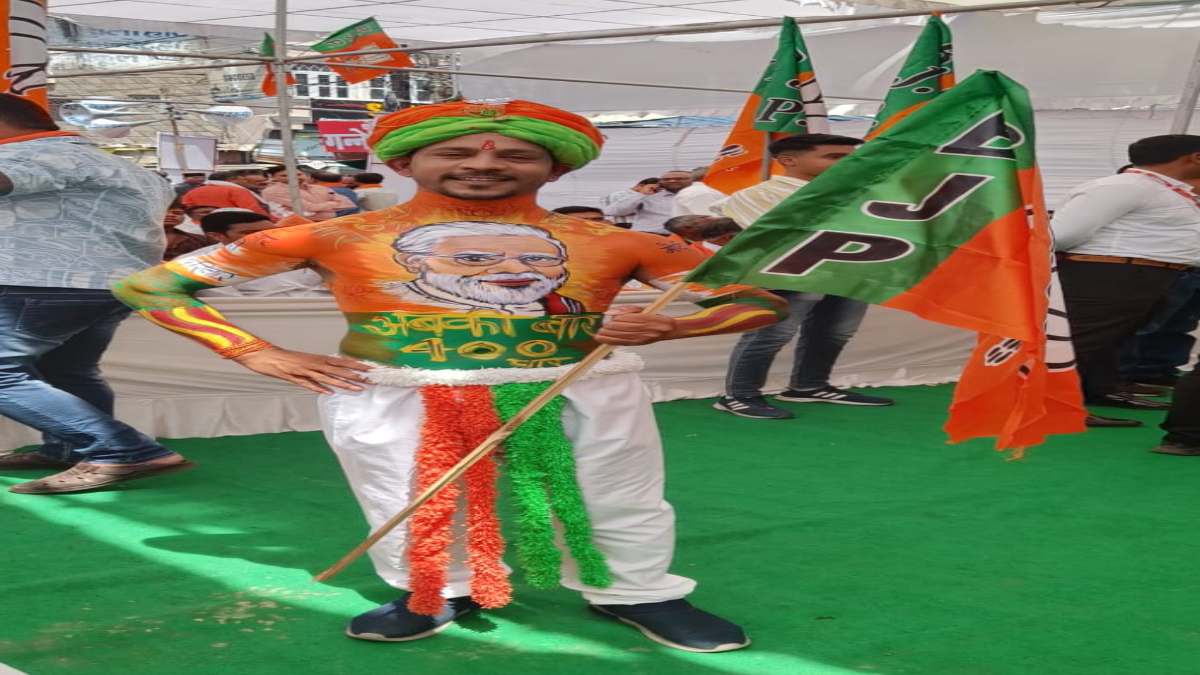 PM मोदी का अनोखा समर्थक: अपने शरीर पर बनवाई तस्वीर, लिखा-मैं हूं मोदी का परिवार