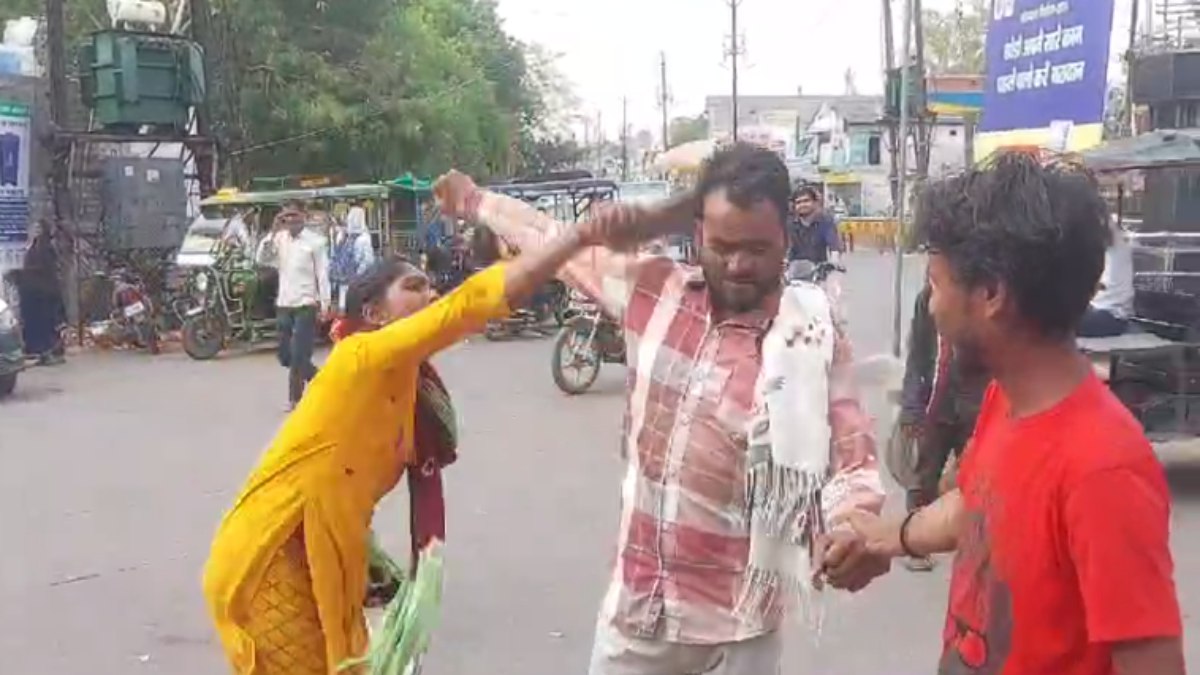 थप्पड़ के बदले चप्पल: महिला ने बीच बाजार युवक की चप्पलों से की पिटाई, VIDEO वायरल   