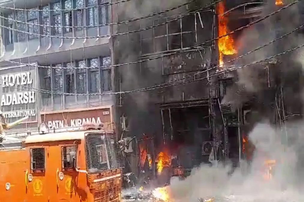 Patna Hotel Fire: पटना में तीन होटलों में लगी भीषण आग, पांच की मौत, कई लोग झुलसे, तांडव मचाते आग का देखें VIDEO