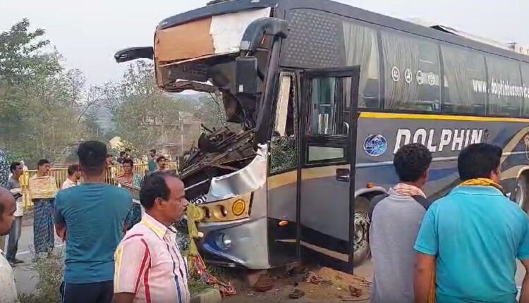ओडिशा : अनुगुल में NH पर बस ने ट्रक को मार दी टक्कर, ड्राइवर की मौत, 20 घायल