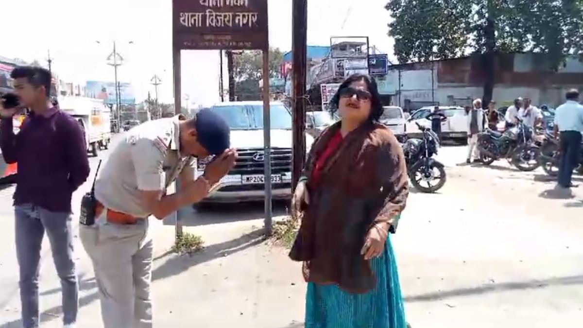 राह चलते इस महिला ने कर दिया ऐसा कांड कि पुलिस ने भी जोड़ लिए हाथ, देखें Video