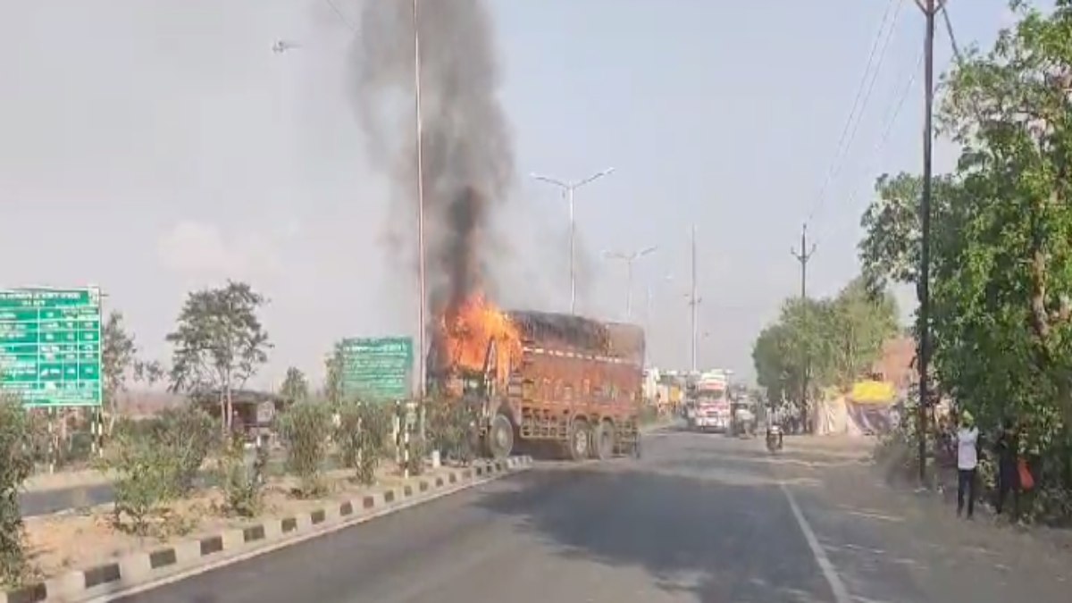 बेकाबू ट्रक ने महिला को कुचला: मौके पर मौत, गुस्साए लोगों ने वाहन में लगाई आग