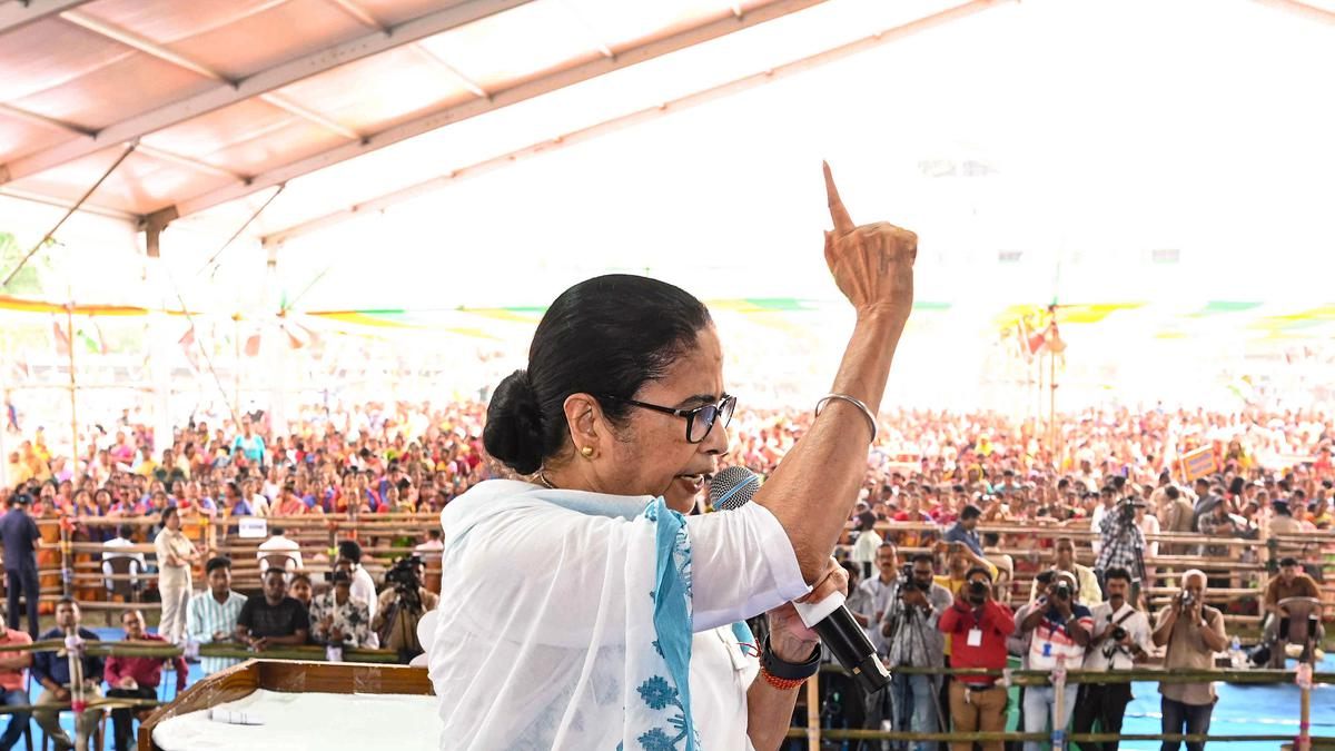 Mamata Banerjee Target on Election Commission: दीदी बोलीं- अगर दंगे हुए तो आयोग होगा जिम्मेदार, भाजपा पर भी लगाए गंभीर आरोप
