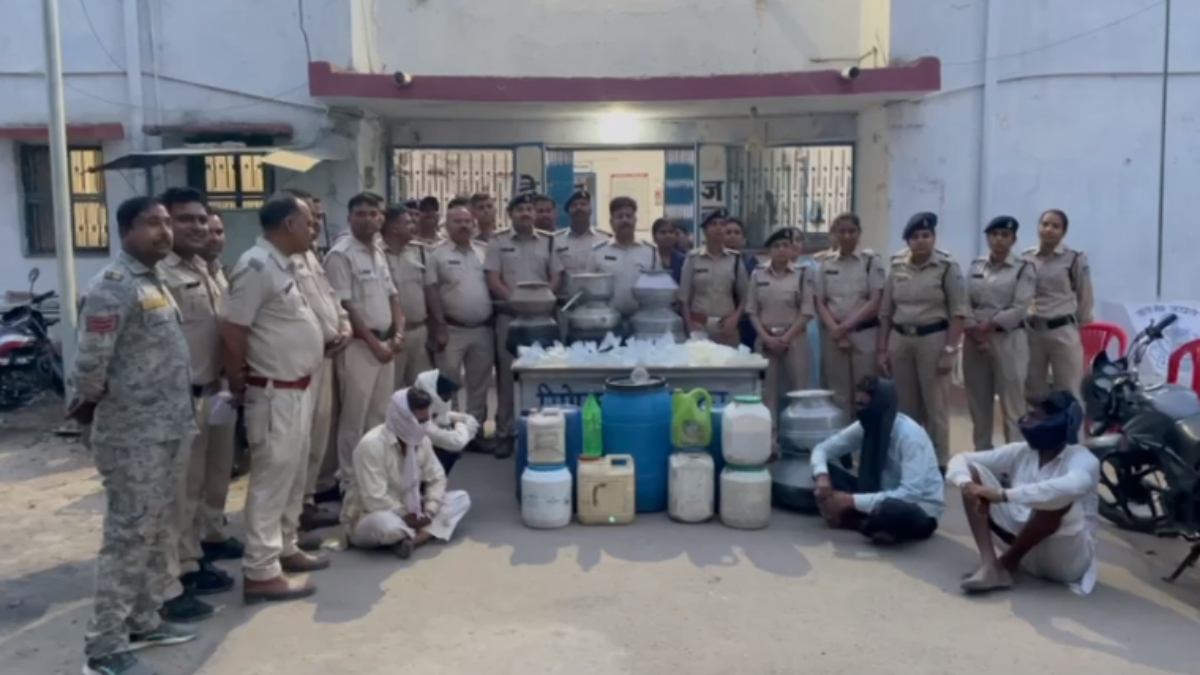 शराब माफिया के ठिकानों पर छापामार कार्रवाई: पुलिस ने 250 लीटर कच्ची शराब की बरामद, मचा हड़कंप 