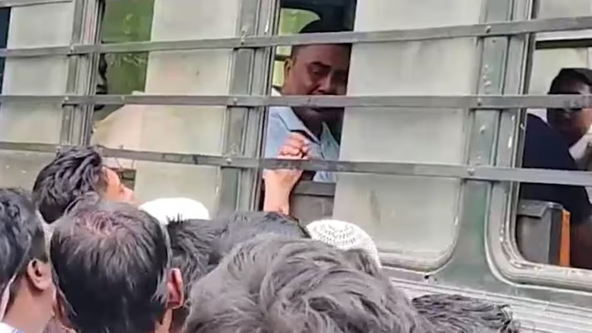 TMC Leader Shahjahan Sheikh: पुलिस कस्टडी में फूट-फूटकर रोने लगा संदेशखाली का गुनहगार शाहजहां शेख, VIDEO हुआ वायरल