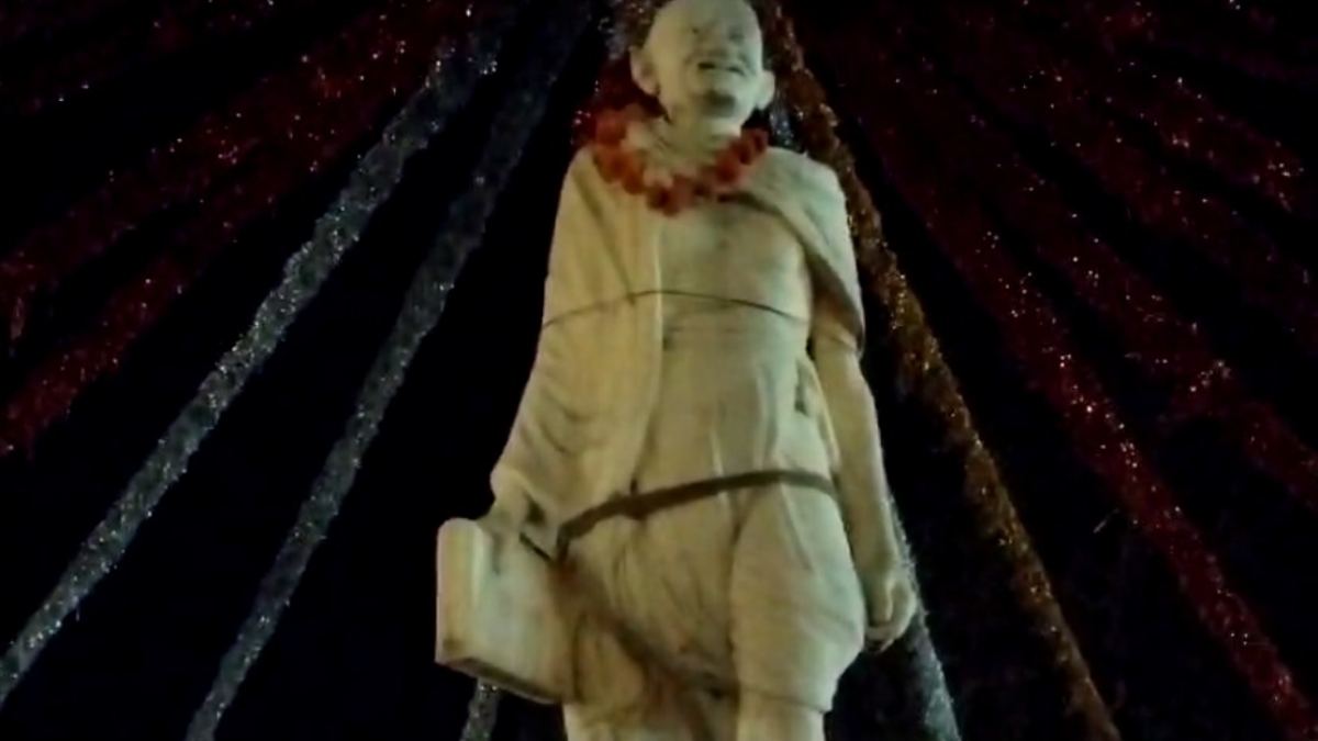 महात्मा गांधी की प्रतिमा को रस्सियों से जकड़ा, कांग्रेस ने पुलिस और प्रशासन पर लगाया अनदेखी का आरोप