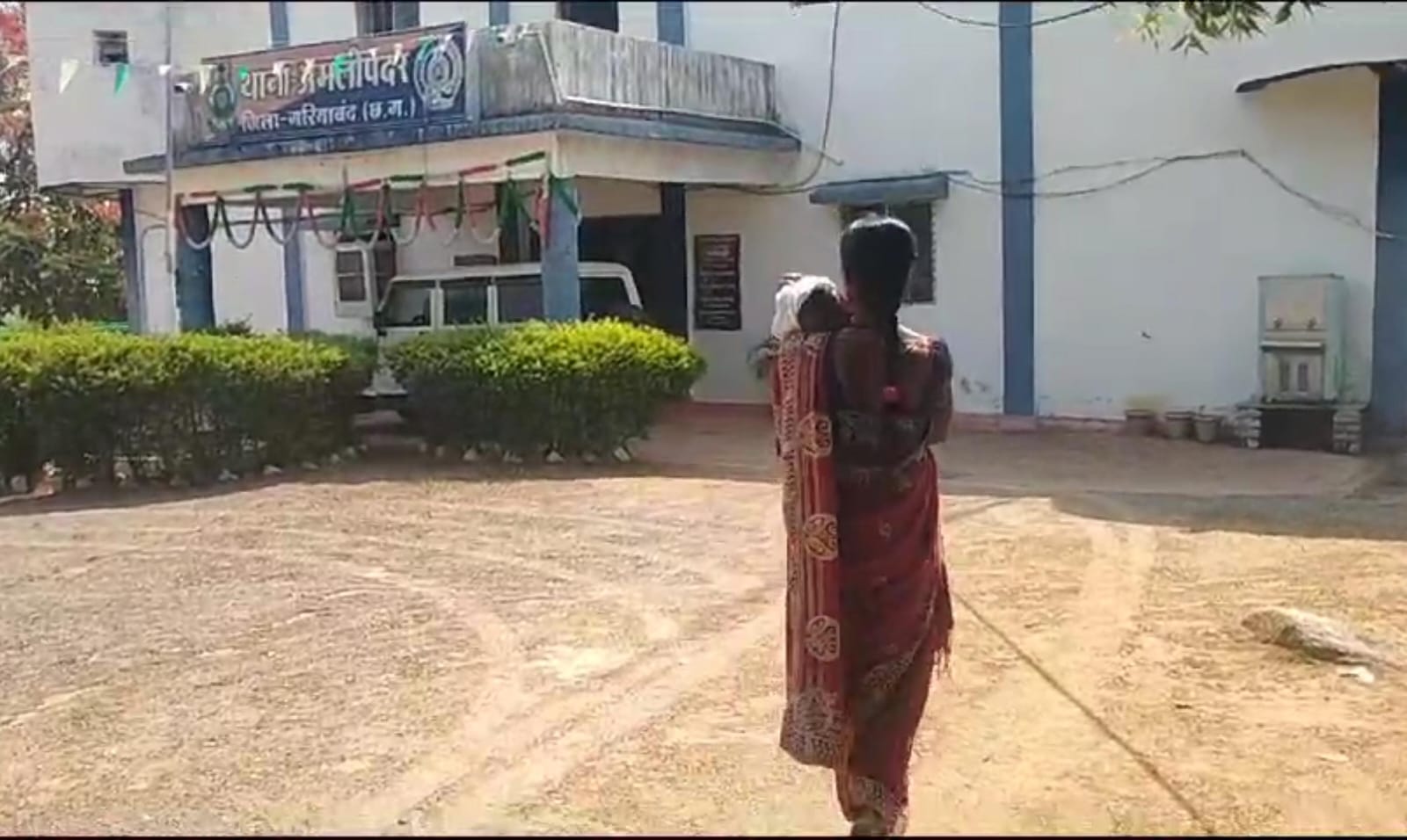Chhattisgarh News: दूध मुहे बच्चे को लेकर पुलिस थाने  पहुंची मां… लगाया ये आरोप