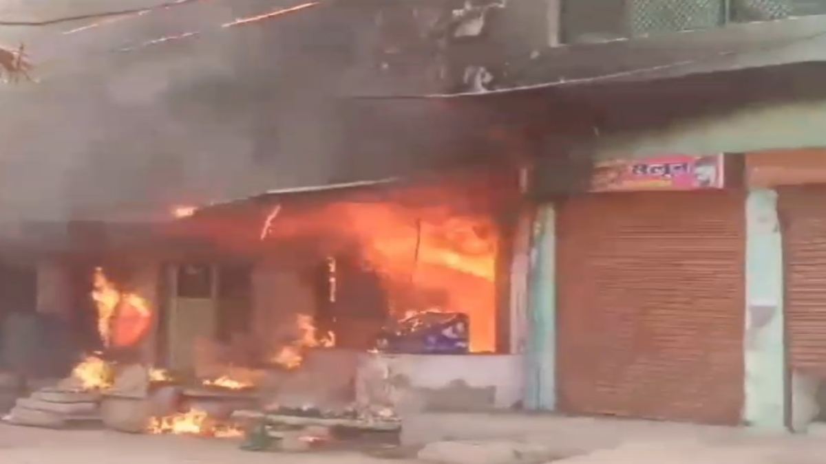 MP Fire News: दुकान में लगी भीषण आग, धू-धूकर जला सामान
