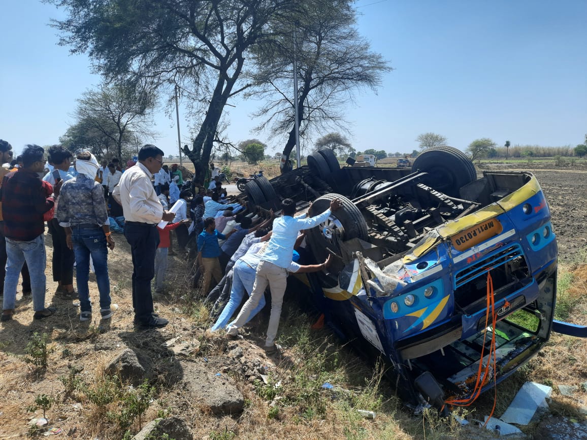 MP BUS ACCIDENT: इंदौर जा रही यात्रियों से भरी बस पलटी, 1 की मौत, आधा दर्जन घायल
