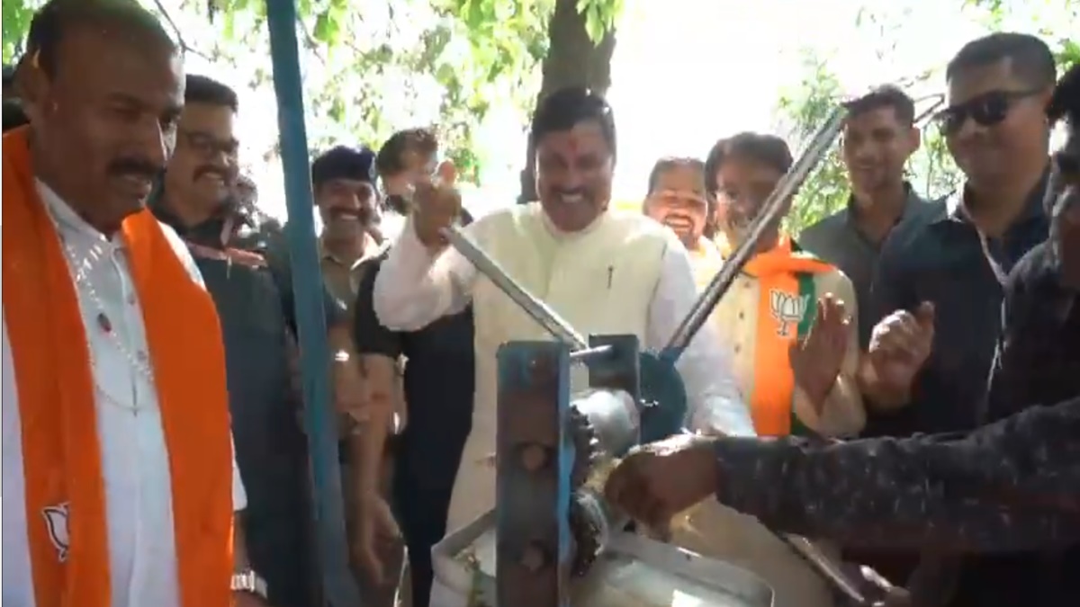 CM मोहन का जुदा अंदाज: रोड शो के दौरान गन्ने वाले के पास रोका काफिला, फिर खुद मशीन चलाकर निकाला गन्ने का रस, देखिए Video