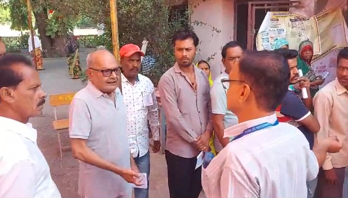 LokSabha Election 2024 Phase 2: देर से मतदान शुरू होने पर नाराज हुए विधायक जयंत मलैया, चिल्लाकर कहा- जल्द वोटिंग शुरू कराओ, देखें Video