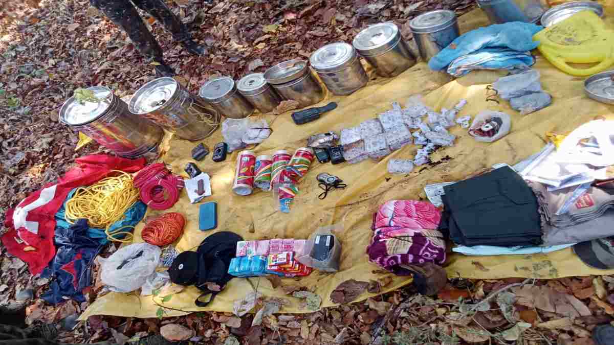 जंगल में पुलिस ने ध्वस्त किया नक्सलियों का कैंप, बड़ी मात्रा में विस्फोटक, नक्सली बैनर और वर्दी बरामद