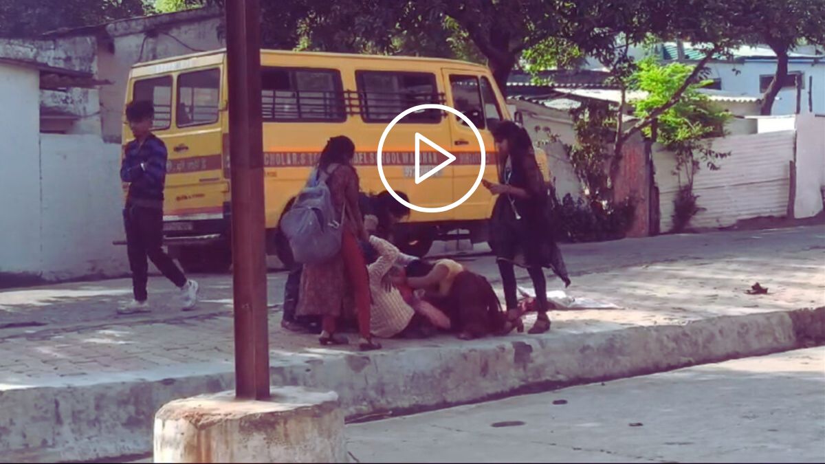 बीच सड़क दे दनादन: महिला ने बेटी और बहन के साथ मिलकर की पति की पिटाई, Video Viral