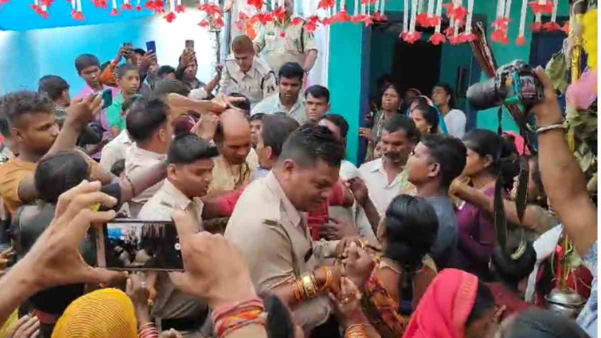 Chhattisgarh News: शादी के मंडप में दुल्हन के घर वालों ने दूल्हे को पहनाई जूते की माला, जमकर पिटाई भी की, देखें Exclusive Video…