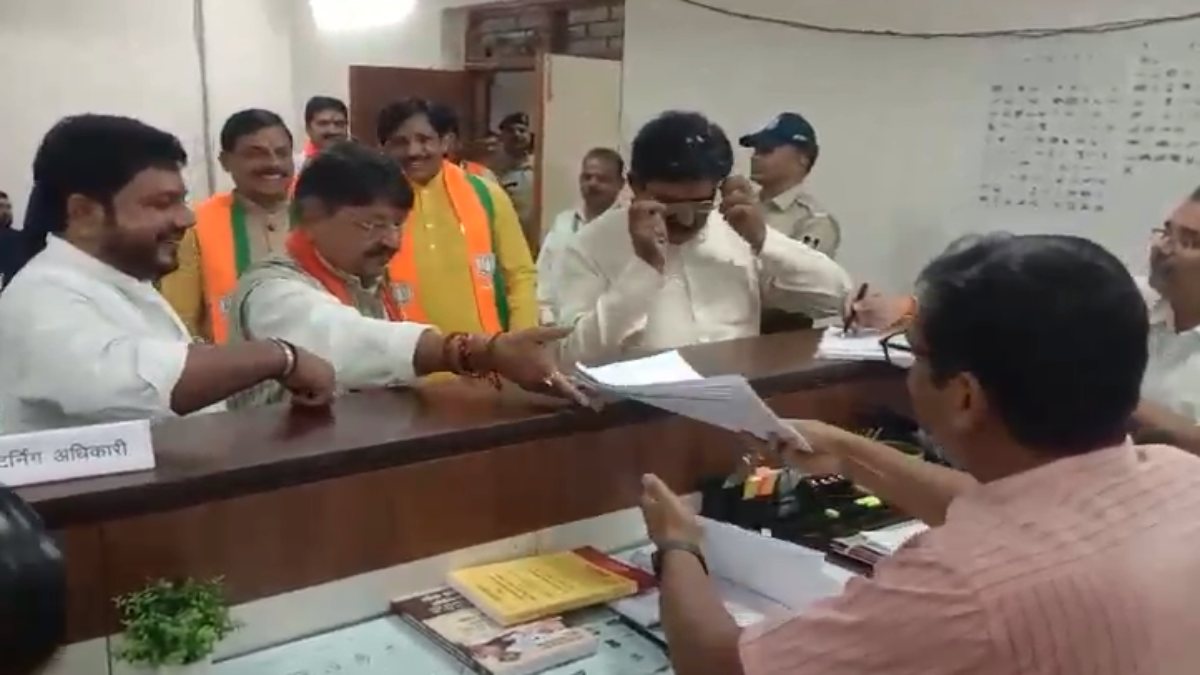 मंत्री विजयवर्गीय ने जिला निर्वाचन अधिकारी के हाथ से छीना नामांकन पत्र, Video: फिर CM मोहन के हाथों कराया नॉमिनेशन, BJP प्रत्याशी को नहीं दिया महत्व