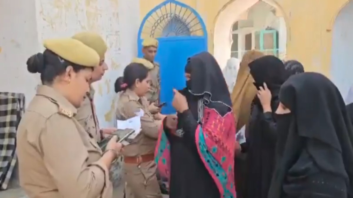 ‘मुस्लिम मतदाताओं के साथ अभद्रता कर रही पुलिस, नहीं करने दिया जा रहा मतदान’, सपा ने लगाया गंभीर आरोप