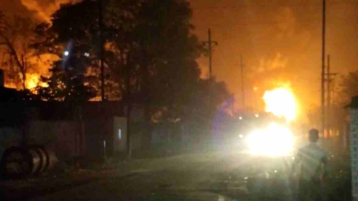 बड़ी खबर : भिलाई इंडस्ट्रियल एरिया में लगी भीषण आग, थिनर से भरे टैंकर हो रहे ब्लास्ट, इलाके में मचा हड़कंप, देखें VIDEO…