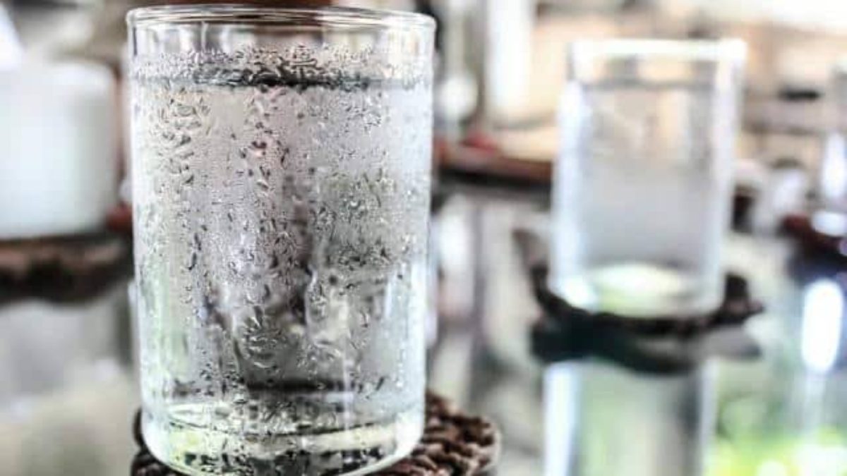 आपको भी पसंद है फ्रिज का चिल्ड Water और बर्फ वाला पानी, तो इसे पीने के पहले जान लें इससे होने वाले नुकसान