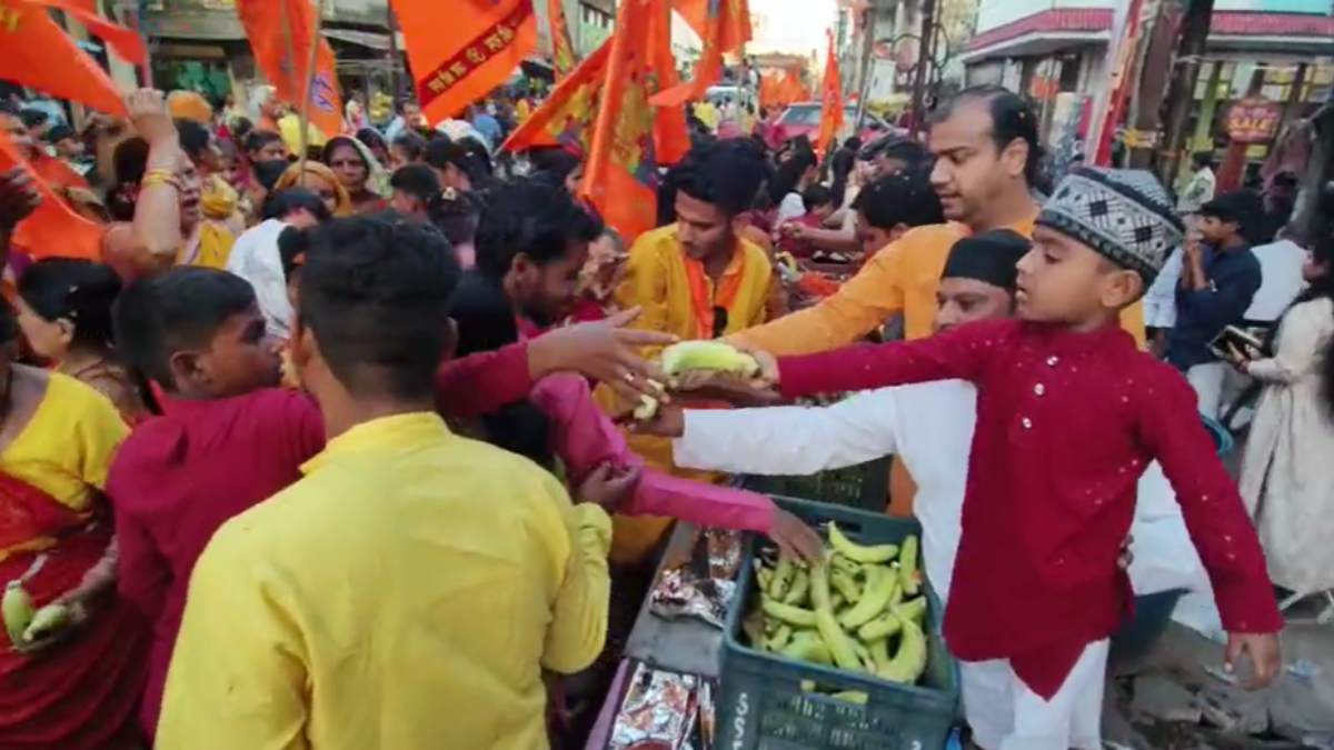रामनवमी पर दिखी हिंदू-मुस्लिम एकता की मिसाल, मुस्लिम समुदाय के लोगों ने किया शोभायात्रा का स्वागत, बांटे फल और पानी