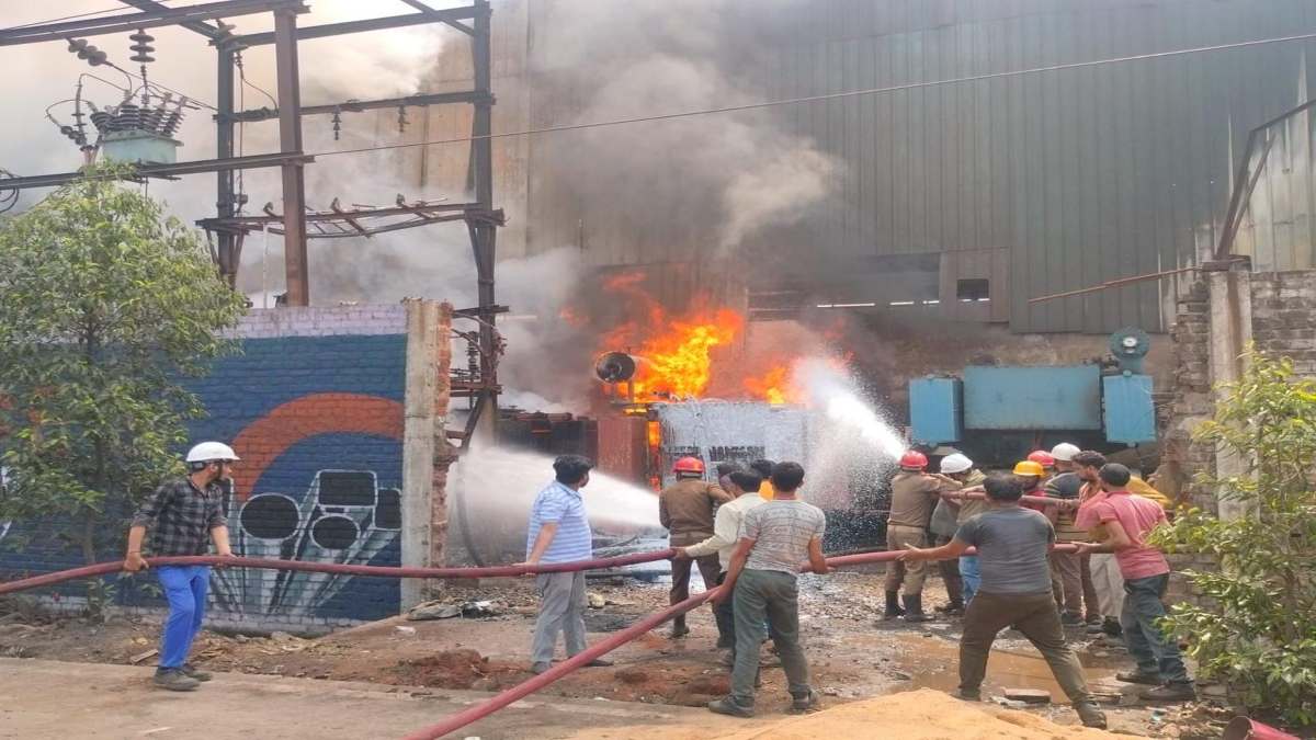 CG Breaking : गणपति इस्पात के ट्रांसफार्मर में लगी भीषण आग, दूर तक दिखाई दे रही आग की लपटें