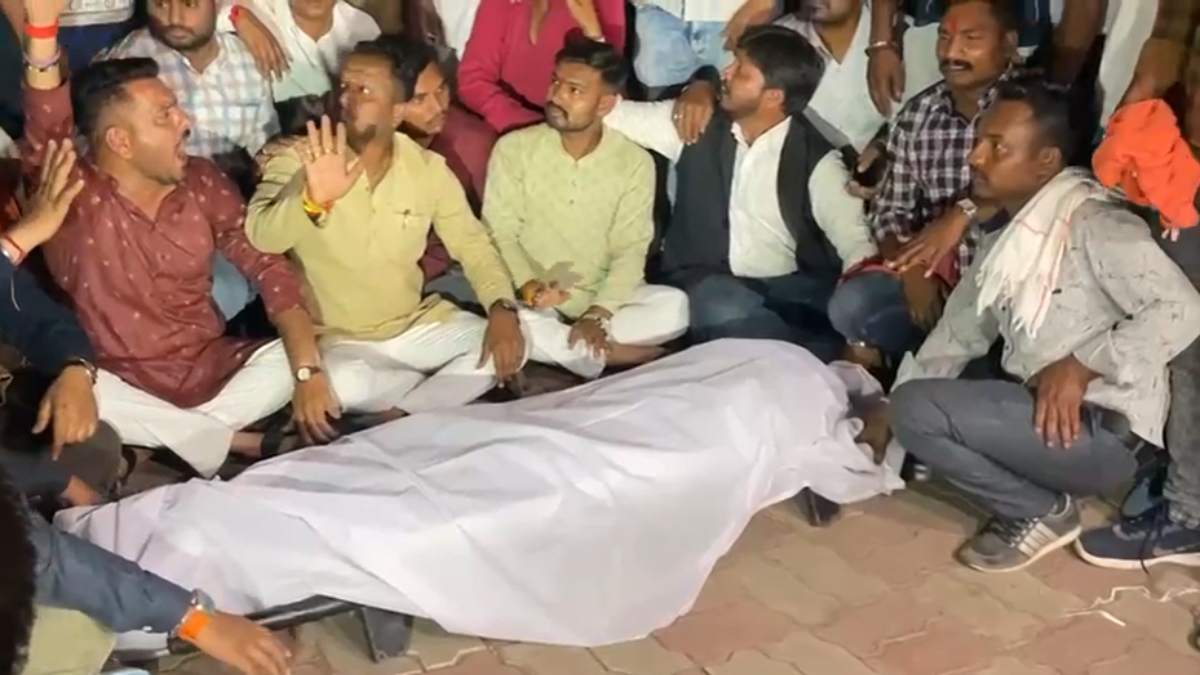 अशोका बिरयानी रेस्टोरेंट में दो कर्मचारियों की मौत : परिजनों के साथ समाज के लोग शवों को रख कर रहे प्रदर्शन, पुलिस की कार्रवाई पर उठाए सवाल