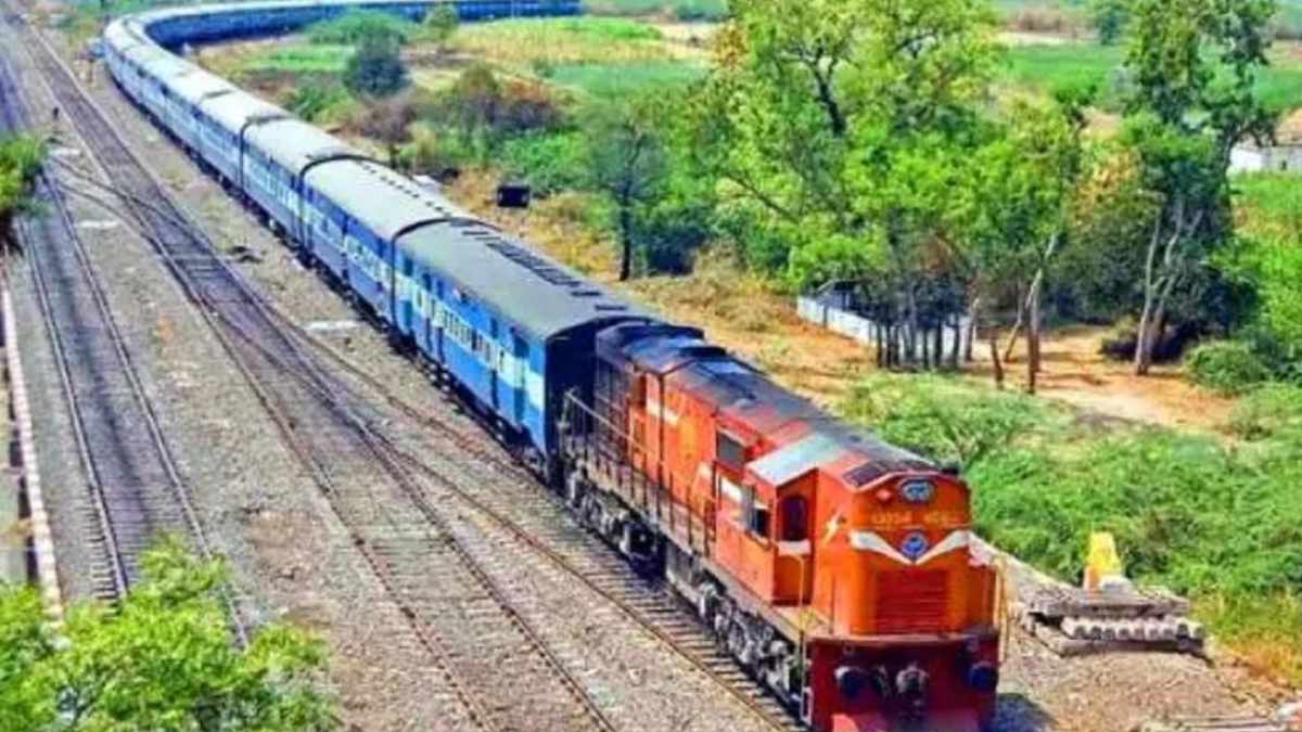किसानों का रेल रोको आंदोलन : 40 ट्रेनें रद्द, 54 डायवर्ट, यात्रियों की बढ़ी मुश्किलें