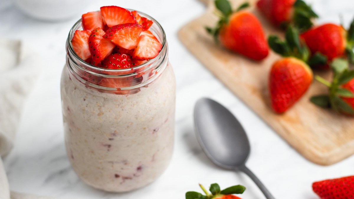 Strawberry Oats Recipe : ये स्ट्रॉबेरी ओट्स आपकी Morning को बनाएगी Super Healthy और Super Tasty, आज ही Try करें ये रेसपी…