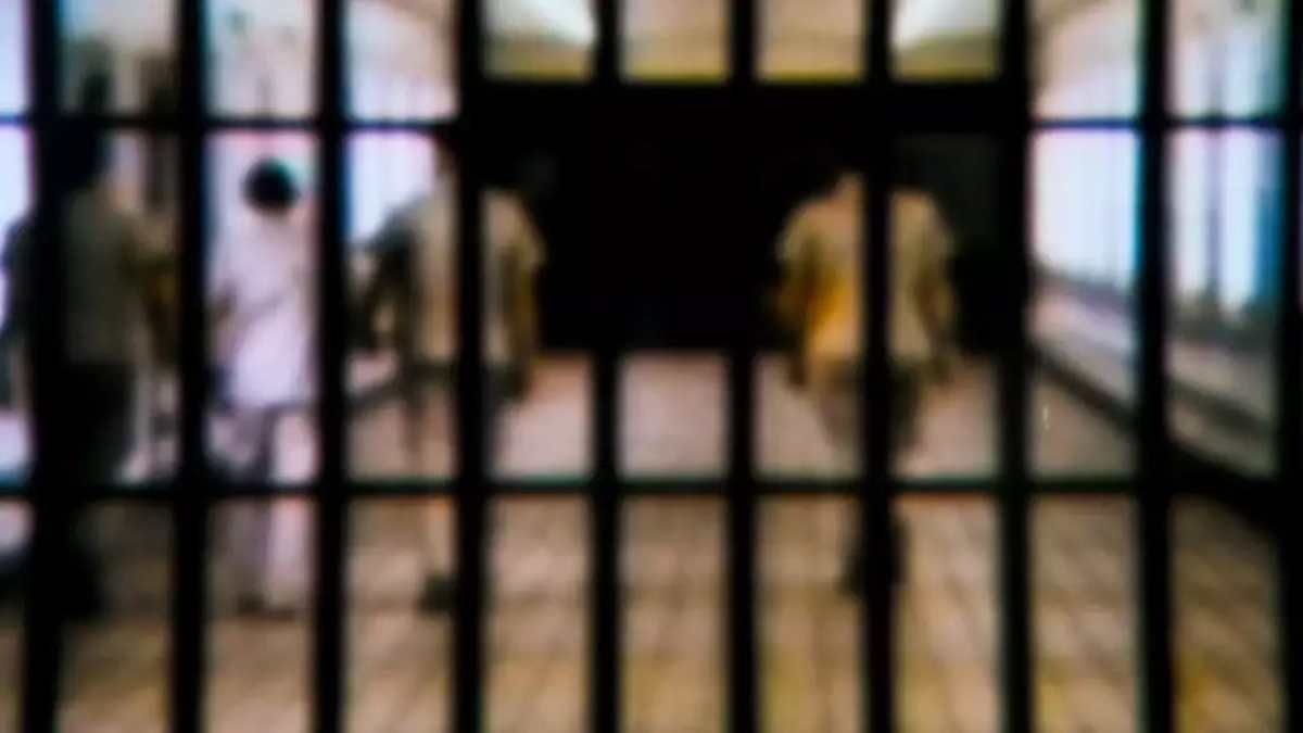जेल में बंद कैदियों को सामान पहुंचाते रंगे हाथों पकड़ाया पुलिसकर्मी, हुई कार्रवाई